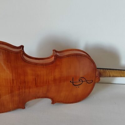 "Fondo de violín de autor con arce muy rizado, detalle de clave de sol grabada y acabado en barniz al aceite antiqued."