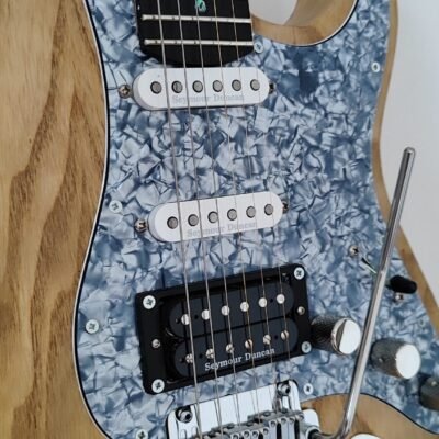 Detalle de las pastillas Seymour Duncan y el puente cromado de la guitarra eléctrica de luthier en fresno. Construcción de alta calidad. Título: pastillas-seymour-duncan-guitarra-artesanal