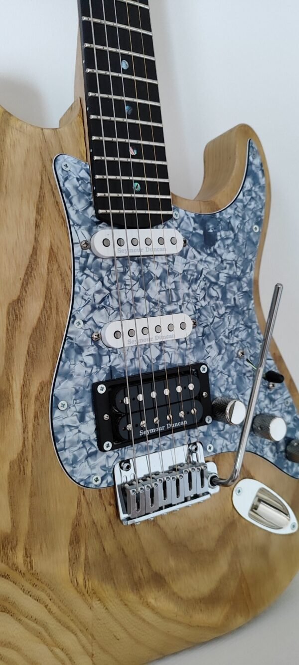 Detalle de las pastillas Seymour Duncan y el puente cromado de la guitarra eléctrica de luthier en fresno. Construcción de alta calidad. Título: pastillas-seymour-duncan-guitarra-artesanal