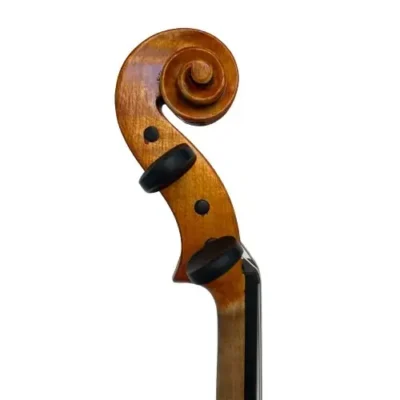 VIOLIN PROFESIONAL TALLER 007 Detalle de voluta tallada a mano con acabado de barniz al alcohol brillante y clavijas de ébano.