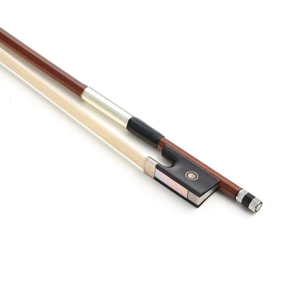 Selección experta de arcos para violín, viola, cello y contrabajo. En Arte de Luthier entendemos que el arco es el alma del sonido, por eso ofrecemos desde arcos de iniciación en fibra de carbono hasta arcos profesionales de madera de pernambuco. Todos nuestros arcos son revisados y probados para asegurar un equilibrio, peso y respuesta óptimos. Encuentra el arco ideal para tu nivel con asesoramiento de luthier