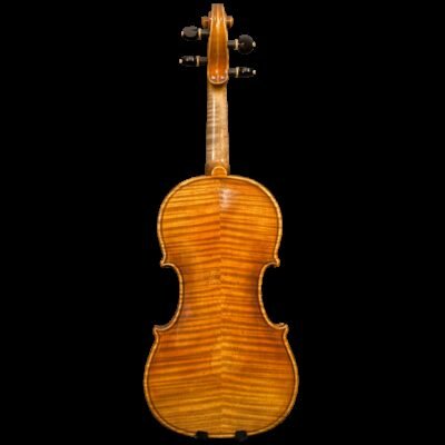 Bienvenido a nuestra exclusiva selección de instrumentos de cuerda frotada. En Arte de Luthier, entendemos que comprar un violín, viola, violonchelo o contrabajo es una decisión vital para el músico. Por ello, cada instrumento de nuestro catálogo ha sido seleccionado por su calidad acústica y ajustado personalmente en nuestro taller. Desde modelos de estudio para conservatorio hasta instrumentos profesionales, garantizamos un montaje óptimo (puente, alma y cuerdas) para que solo tengas que preocuparte de tu música.