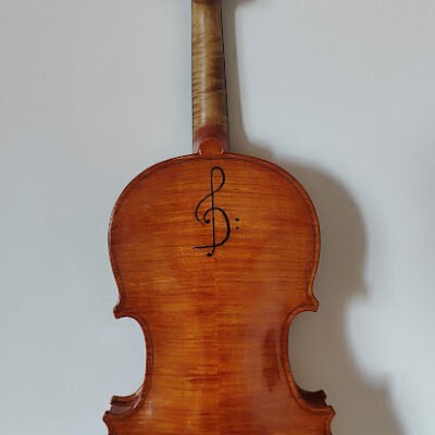 El Violín de Luthier 4/4 «Maestro» es un instrumento de nivel avanzado, diseñado específicamente para satisfacer las exigencias del Conservatorio. Destaca por una construcción cuidadosa con maderas tonales seleccionadas que le confieren una sonoridad equilibrada, brillante y con una excelente capacidad de matización. Como es norma en Arte de Luthier, este violín ha sido sometido a un ajuste maestro completo en nuestro taller. Hemos optimizado el puente, el alma y el batidor para asegurar que el músico encuentre una comodidad de ejecución máxima y una respuesta inmediata al arco. Es un instrumento fiable y con gran proyección, ideal para quienes buscan un violín con carácter profesional a un precio competitivo.