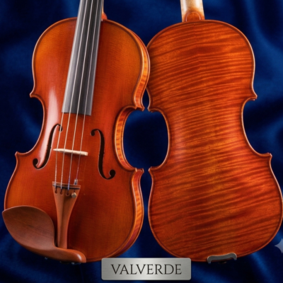 Violín de autor número 5 construido por José María Valverde Sepúlveda, fotografiado sobre fondo azul para Arte de Luthier.