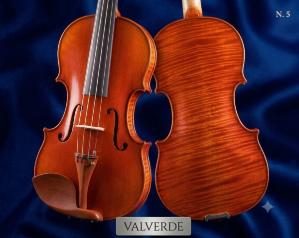 Violín de autor construido por José María Valverde Sepúlveda, fotografiado sobre fondo azul para Arte de Luthier.